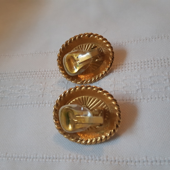 BEN-AMUN Clip-on Earrings - Picture 5 of 8